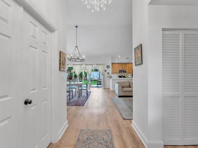 1097 Roble Way, Palm Beach Gardens, FL 33410