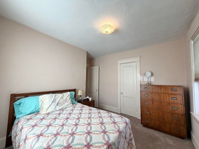 31 King St, Holyoke, MA 01040