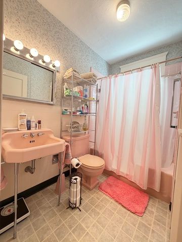 31 King St, Holyoke, MA 01040