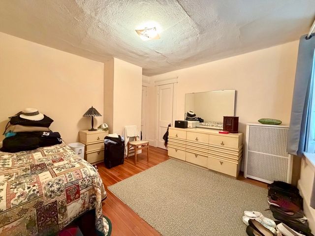 31 King St, Holyoke, MA 01040