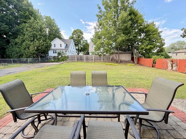 31 King St, Holyoke, MA 01040