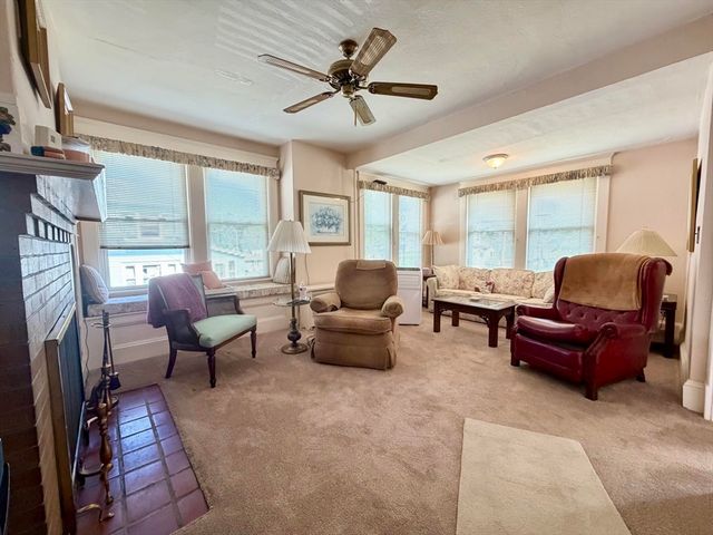 31 King St, Holyoke, MA 01040