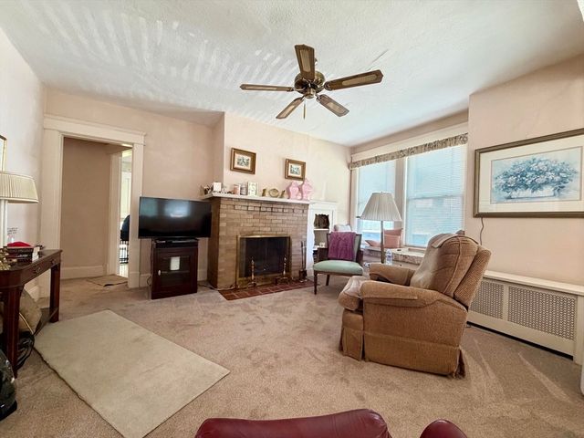 31 King St, Holyoke, MA 01040