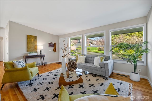 2415 W McGraw Street, Seattle, WA 98199