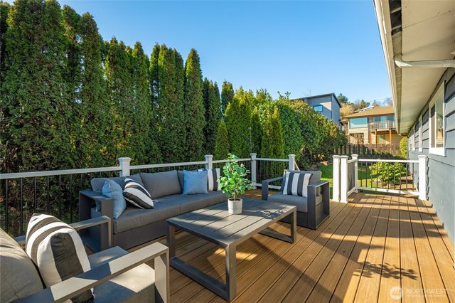 2415 W McGraw Street, Seattle, WA 98199