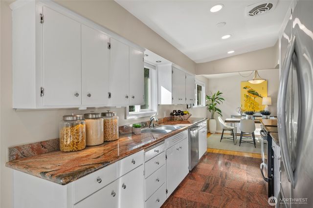 2415 W McGraw Street, Seattle, WA 98199