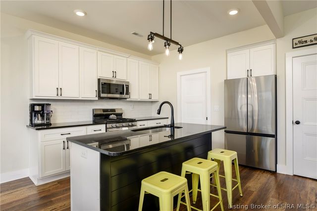 7704 Linwood Circle, Charlestown, IN 47111