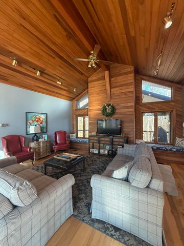 893 Lily Creek Lane, Jamestown, KY 42629