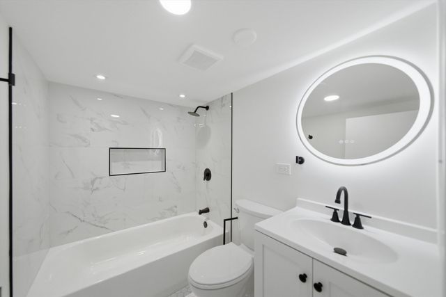 2714 N New England Avenue, Chicago, IL 60707