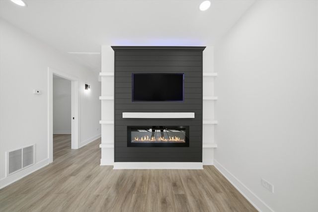 2714 N New England Avenue, Chicago, IL 60707