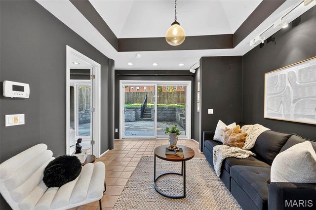 7458 Gannon Avenue, University City, MO 63130