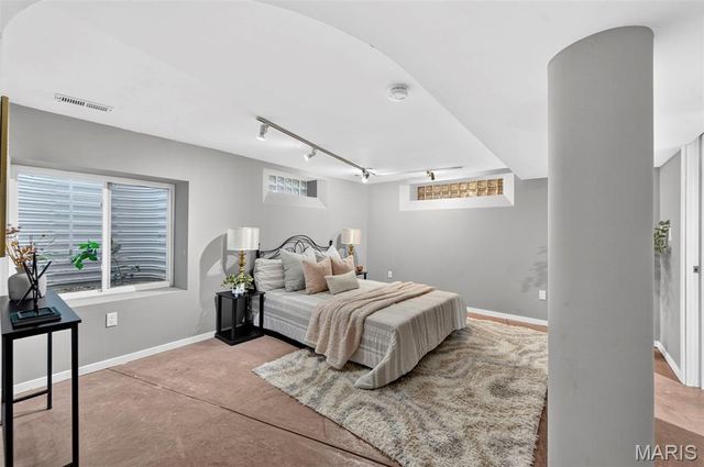 7458 Gannon Avenue, University City, MO 63130