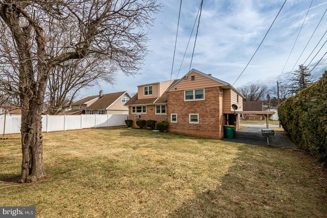 2405 GARDEN LN, Reading, PA 19609