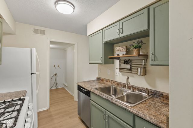 968 Greenwood Trail W, Greenwood, IN 46142