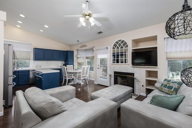 2671 Dennis Avenue, Fresno, CA 93611