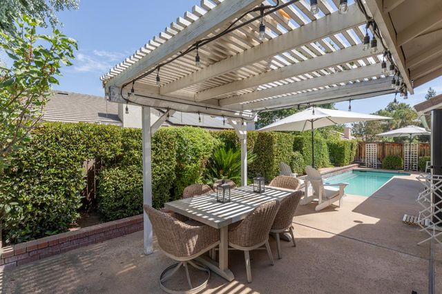2671 Dennis Avenue, Fresno, CA 93611
