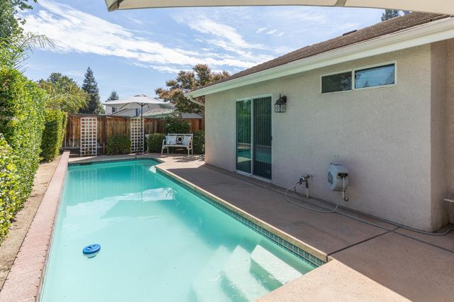 2671 Dennis Avenue, Fresno, CA 93611