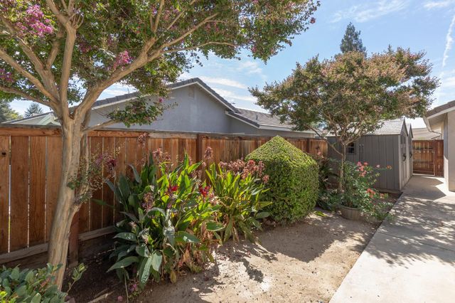 2671 Dennis Avenue, Fresno, CA 93611