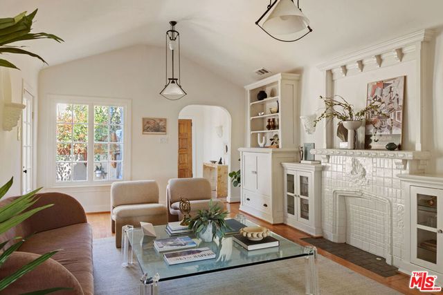 1529 Parmer Avenue, Los Angeles, CA 90026
