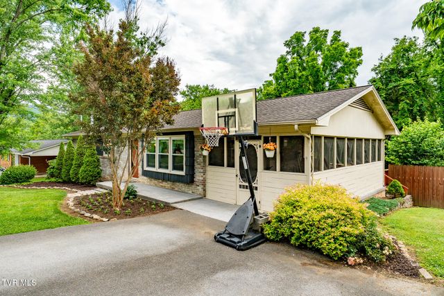 1704 Scenic Drive, Johnson City, TN 37604