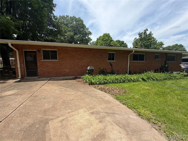 2120 Argo Drive, Florissant, MO 63031