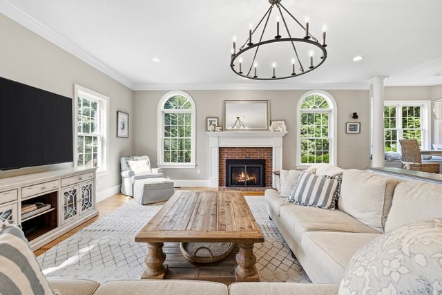 11 Tappan Way, Lynnfield, MA 01940