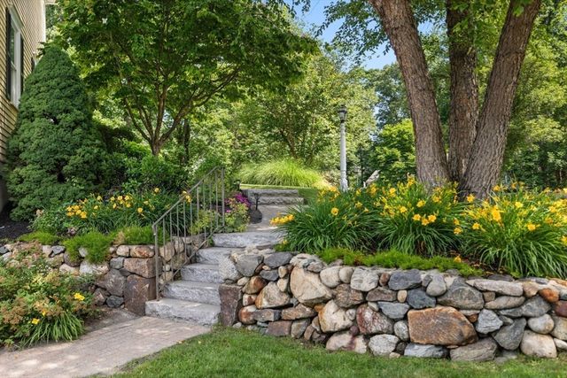 11 Tappan Way, Lynnfield, MA 01940
