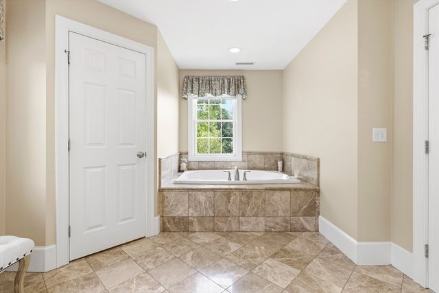 11 Tappan Way, Lynnfield, MA 01940