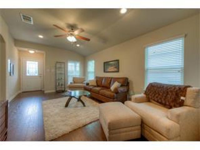 932 Lost Pines LN, Cedar Park, TX 78613