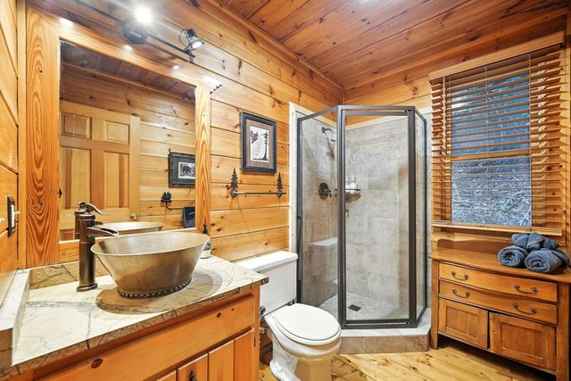 425 River Bend Court, Ellijay, GA 30540