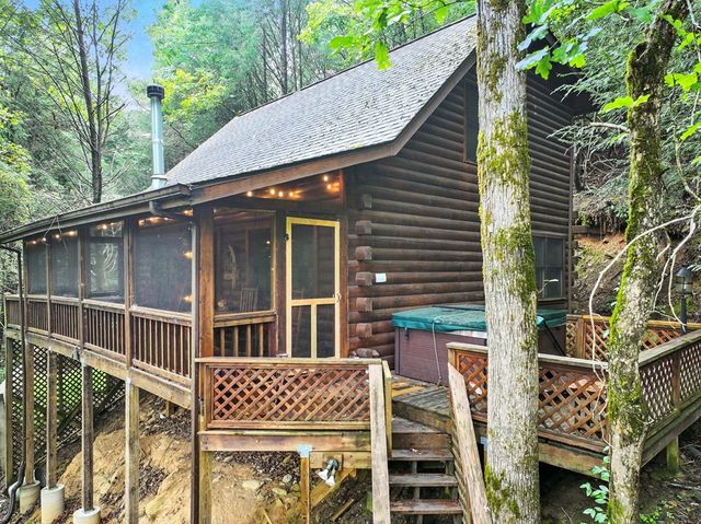 425 River Bend Court, Ellijay, GA 30540