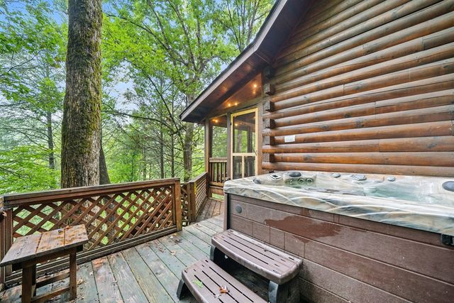 425 River Bend Court, Ellijay, GA 30540