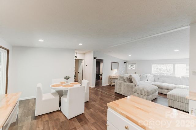 17 Hickory Acres Road, Hendersonville, NC 28792