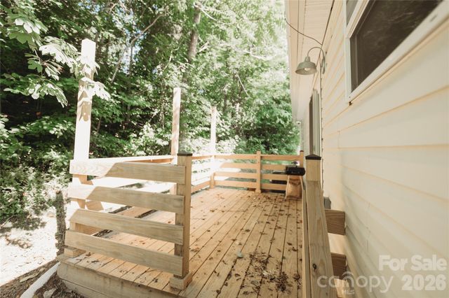 17 Hickory Acres Road, Hendersonville, NC 28792