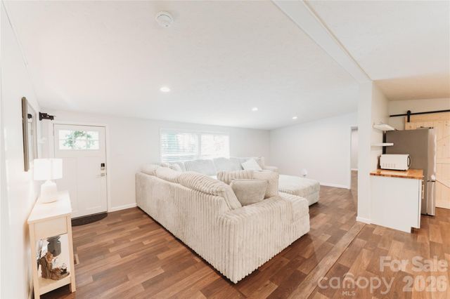 17 Hickory Acres Road, Hendersonville, NC 28792