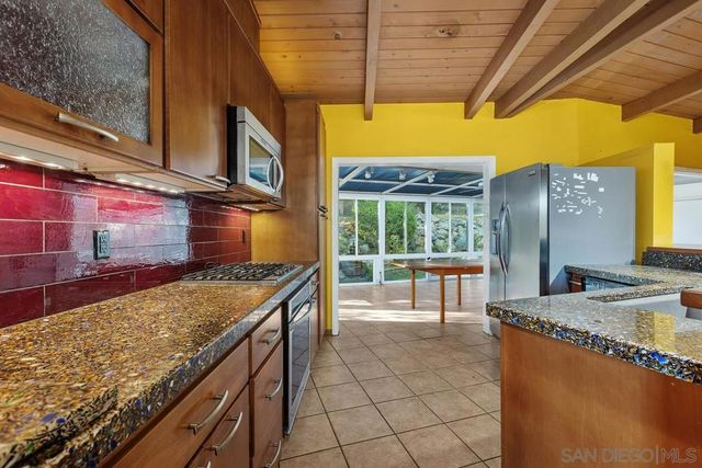 320 Beaumont Dr., Vista, CA 92084