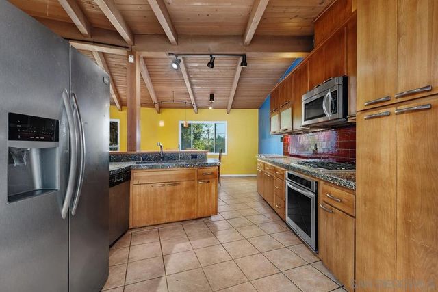 320 Beaumont Dr., Vista, CA 92084