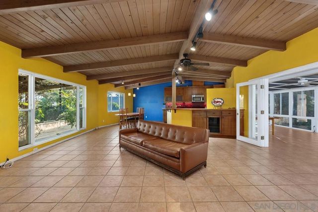 320 Beaumont Dr., Vista, CA 92084