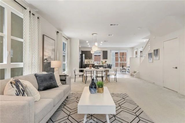 2700 E Chaucer East 41, Los Angeles, CA 90065
