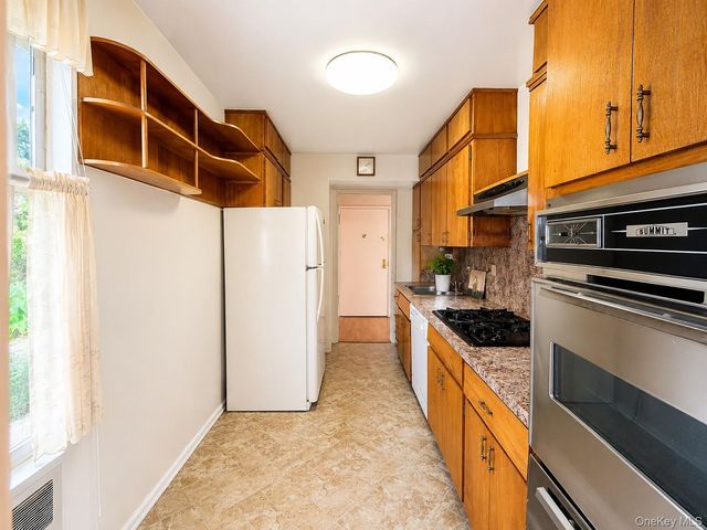 209-25 18th Avenue 6D, Bayside, NY 11360