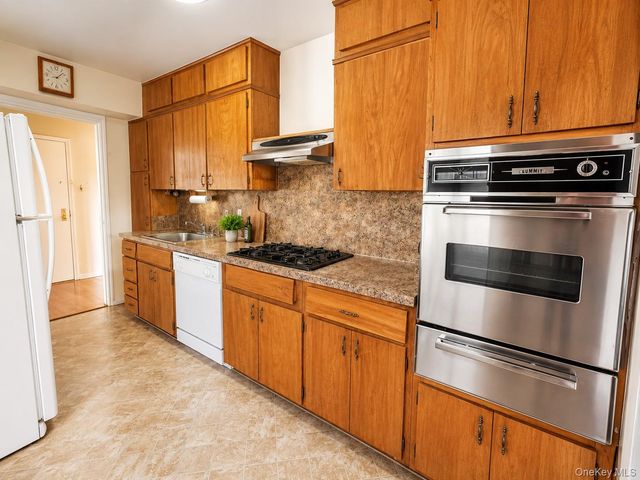 209-25 18th Avenue 6D, Bayside, NY 11360