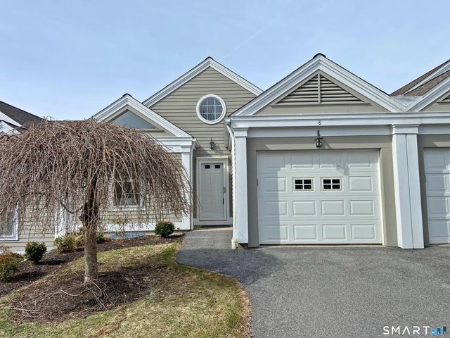 8 Saint George Place 8, Newtown, CT 06482