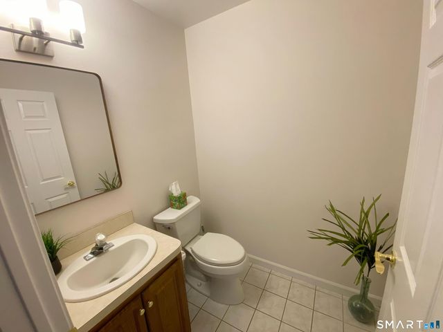 8 Saint George Place 8, Newtown, CT 06482