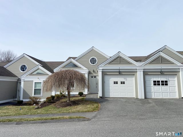 8 Saint George Place 8, Newtown, CT 06482
