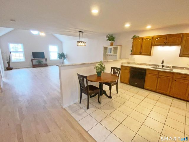 8 Saint George Place 8, Newtown, CT 06482