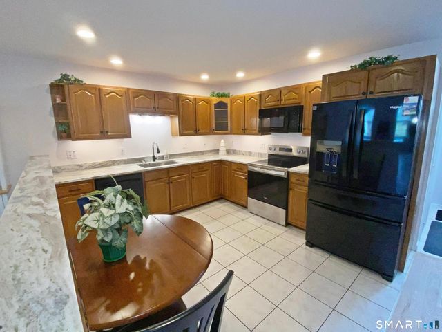 8 Saint George Place 8, Newtown, CT 06482