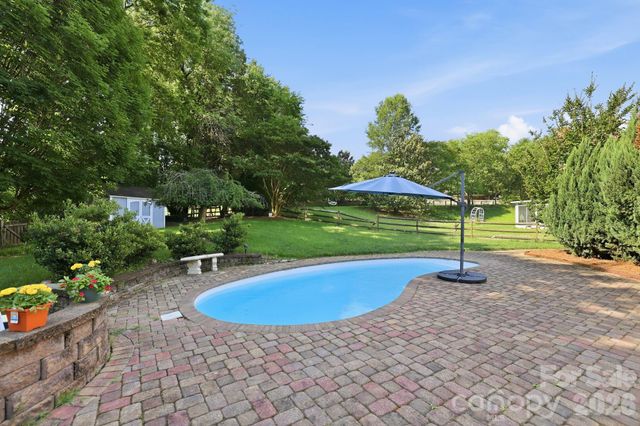 4612 Deanscroft Drive, Charlotte, NC 28226