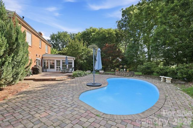 4612 Deanscroft Drive, Charlotte, NC 28226