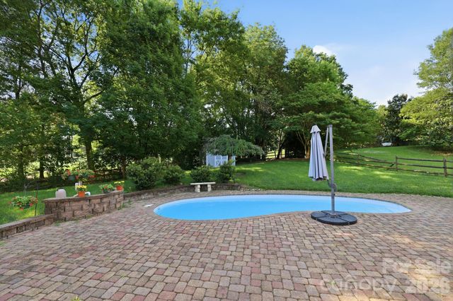 4612 Deanscroft Drive, Charlotte, NC 28226