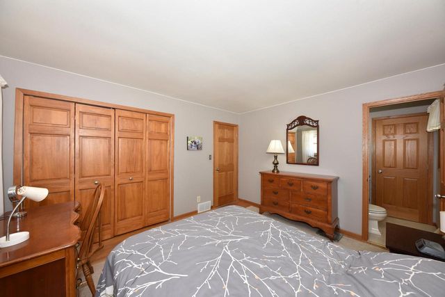 220 Judge DRIVE, Saukville, WI 53080